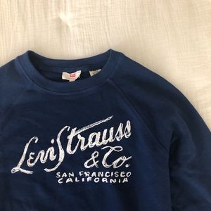 Levi’s crewneck 💙